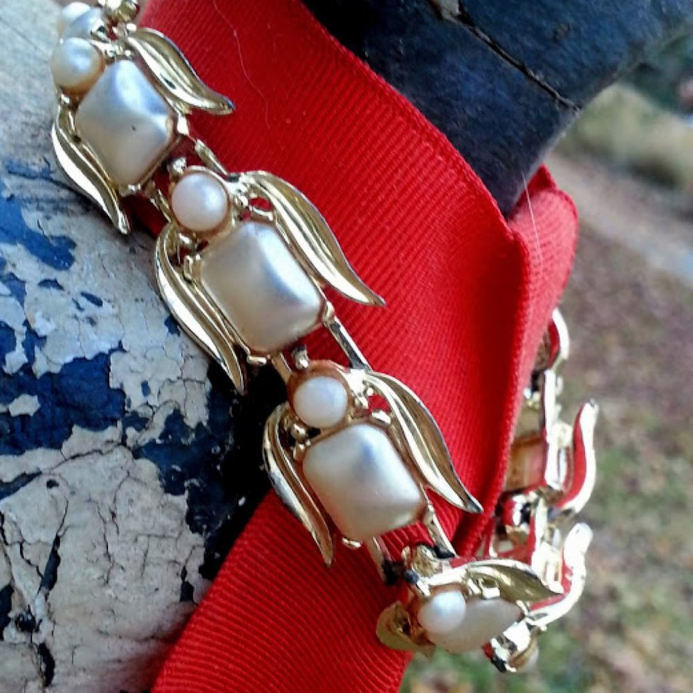 Vintage Angel link faux pearl Gold-tone bracelet 8"